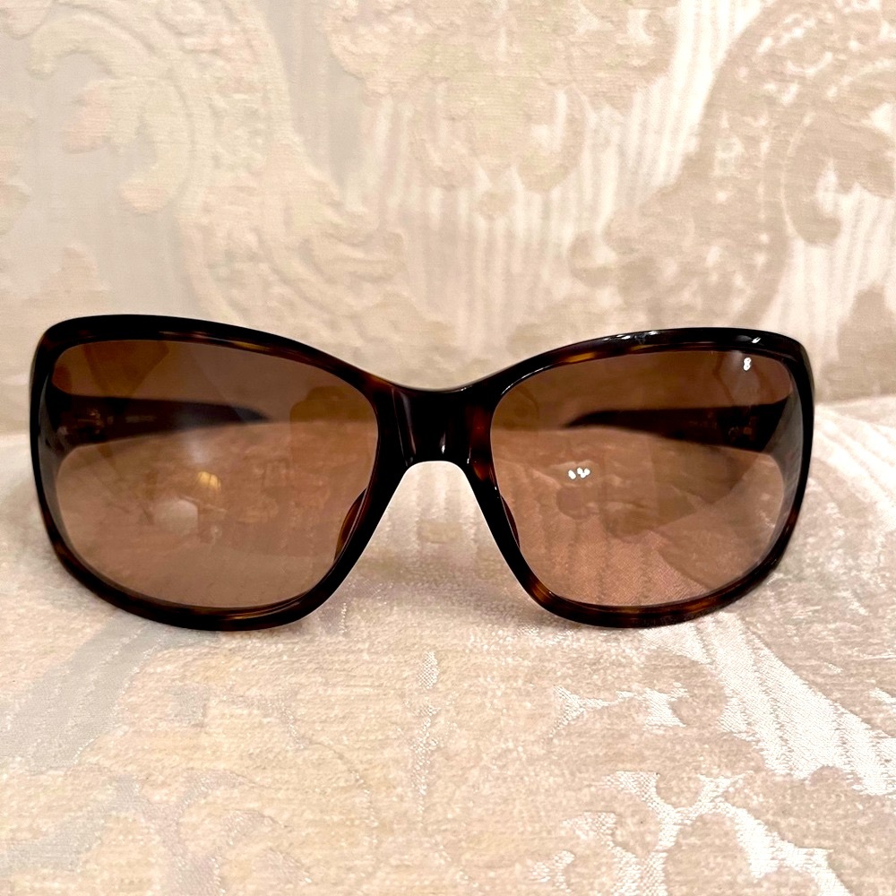 Celine Luxury Tortoise shell sunglasses mint condition.No signs of wear.Look new - Picture 4 of 13